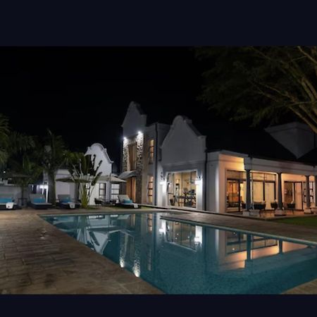 Ezulwini Villa Hotel ハラレ エクステリア 写真