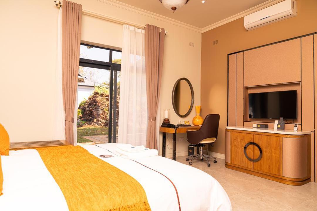 Ezulwini Villa Hotel ハラレ エクステリア 写真